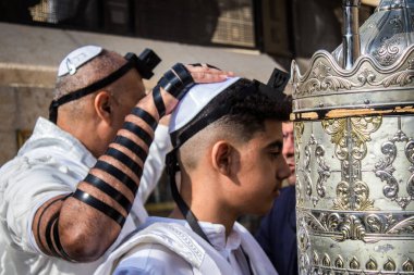 Kudüs, İsrail 28 Aralık 2023 'te bir Bar Mitzvah törenine katılan çocuk ve aile, İbrani geleneğine göre, Eski Kudüs şehrinin Batı Duvarı önünde bir dini tören düzenlenmiştir.