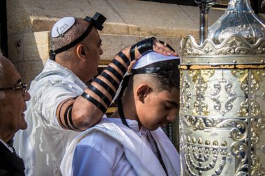 Kudüs, İsrail 28 Aralık 2023 'te bir Bar Mitzvah törenine katılan çocuk ve aile, İbrani geleneğine göre, Eski Kudüs şehrinin Batı Duvarı önünde bir dini tören düzenlenmiştir.