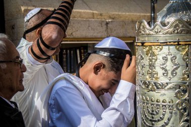 Kudüs, İsrail 28 Aralık 2023 'te bir Bar Mitzvah törenine katılan çocuk ve aile, İbrani geleneğine göre, Eski Kudüs şehrinin Batı Duvarı önünde bir dini tören düzenlenmiştir.