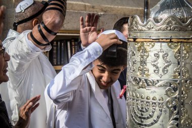 Kudüs, İsrail 28 Aralık 2023 'te bir Bar Mitzvah törenine katılan çocuk ve aile, İbrani geleneğine göre, Eski Kudüs şehrinin Batı Duvarı önünde bir dini tören düzenlenmiştir.