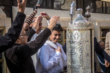 Kudüs, İsrail 28 Aralık 2023 'te bir Bar Mitzvah törenine katılan çocuk ve aile, İbrani geleneğine göre, Eski Kudüs şehrinin Batı Duvarı önünde bir dini tören düzenlenmiştir.