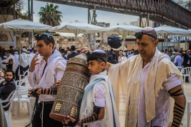 Kudüs, İsrail 28 Aralık 2023 'te bir Bar Mitzvah törenine katılan çocuk ve aile, İbrani geleneğine göre, Eski Kudüs şehrinin Batı Duvarı önünde bir dini tören düzenlenmiştir.