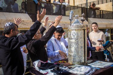 Kudüs, İsrail 28 Aralık 2023 'te bir Bar Mitzvah törenine katılan çocuk ve aile, İbrani geleneğine göre, Eski Kudüs şehrinin Batı Duvarı önünde bir dini tören düzenlenmiştir.