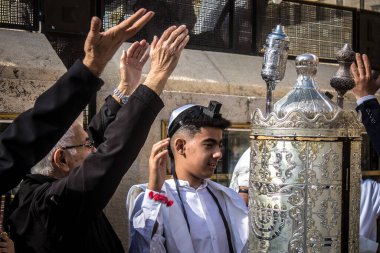 Kudüs, İsrail 28 Aralık 2023 'te bir Bar Mitzvah törenine katılan çocuk ve aile, İbrani geleneğine göre, Eski Kudüs şehrinin Batı Duvarı önünde bir dini tören düzenlenmiştir.