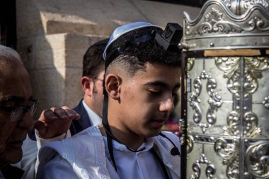 Kudüs, İsrail 28 Aralık 2023 'te bir Bar Mitzvah törenine katılan çocuk ve aile, İbrani geleneğine göre, Eski Kudüs şehrinin Batı Duvarı önünde bir dini tören düzenlenmiştir.