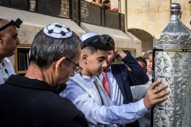 Kudüs, İsrail 28 Aralık 2023 'te bir Bar Mitzvah törenine katılan çocuk ve aile, İbrani geleneğine göre, Eski Kudüs şehrinin Batı Duvarı önünde bir dini tören düzenlenmiştir.