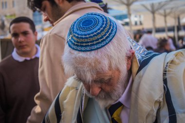 Kudüs, İsrail 28 Aralık 2023 'te bir Bar Mitzvah törenine katılan çocuk ve aile, İbrani geleneğine göre, Eski Kudüs şehrinin Batı Duvarı önünde bir dini tören düzenlenmiştir.