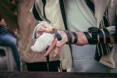 Kudüs, İsrail 28 Aralık 2023 'te bir Bar Mitzvah törenine katılan çocuk ve aile, İbrani geleneğine göre, Eski Kudüs şehrinin Batı Duvarı önünde bir dini tören düzenlenmiştir.