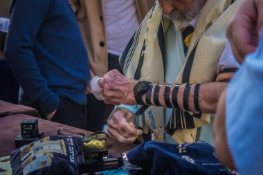 Kudüs, İsrail 28 Aralık 2023 'te bir Bar Mitzvah törenine katılan çocuk ve aile, İbrani geleneğine göre, Eski Kudüs şehrinin Batı Duvarı önünde bir dini tören düzenlenmiştir.