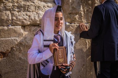 Kudüs, İsrail 28 Aralık 2023 'te bir Bar Mitzvah törenine katılan çocuk ve aile, İbrani geleneğine göre, Eski Kudüs şehrinin Batı Duvarı önünde bir dini tören düzenlenmiştir.