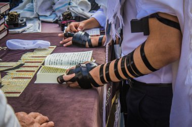 Kudüs, İsrail 28 Aralık 2023 'te bir Bar Mitzvah törenine katılan çocuk ve aile, İbrani geleneğine göre, Eski Kudüs şehrinin Batı Duvarı önünde bir dini tören düzenlenmiştir.