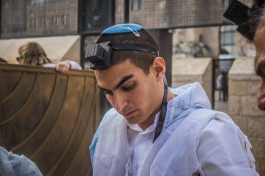 Kudüs, İsrail 28 Aralık 2023 'te bir Bar Mitzvah törenine katılan çocuk ve aile, İbrani geleneğine göre, Eski Kudüs şehrinin Batı Duvarı önünde bir dini tören düzenlenmiştir.