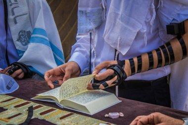 Kudüs, İsrail 28 Aralık 2023 'te bir Bar Mitzvah törenine katılan çocuk ve aile, İbrani geleneğine göre, Eski Kudüs şehrinin Batı Duvarı önünde bir dini tören düzenlenmiştir.