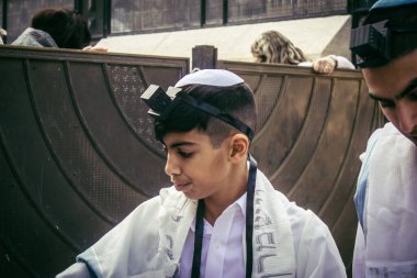 Kudüs, İsrail 28 Aralık 2023 'te bir Bar Mitzvah törenine katılan çocuk ve aile, İbrani geleneğine göre, Eski Kudüs şehrinin Batı Duvarı önünde bir dini tören düzenlenmiştir.