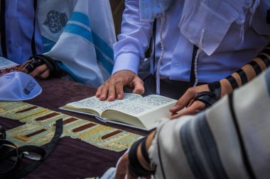 Kudüs, İsrail 28 Aralık 2023 'te bir Bar Mitzvah törenine katılan çocuk ve aile, İbrani geleneğine göre, Eski Kudüs şehrinin Batı Duvarı önünde bir dini tören düzenlenmiştir.