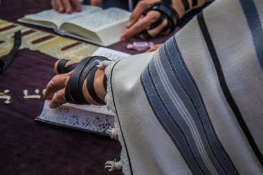 Kudüs, İsrail 28 Aralık 2023 'te bir Bar Mitzvah törenine katılan çocuk ve aile, İbrani geleneğine göre, Eski Kudüs şehrinin Batı Duvarı önünde bir dini tören düzenlenmiştir.