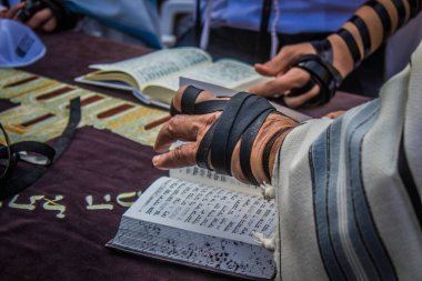 Kudüs, İsrail 28 Aralık 2023 'te bir Bar Mitzvah törenine katılan çocuk ve aile, İbrani geleneğine göre, Eski Kudüs şehrinin Batı Duvarı önünde bir dini tören düzenlenmiştir.