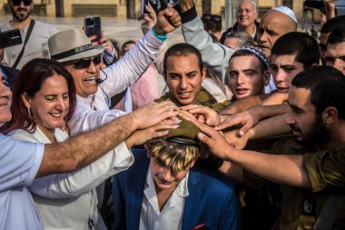 Kudüs, İsrail 28 Aralık 2023 'te bir Bar Mitzvah törenine katılan çocuk ve aile, İbrani geleneğine göre, Eski Kudüs şehrinin Batı Duvarı önünde bir dini tören düzenlenmiştir.