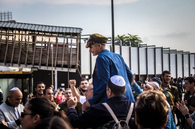 Kudüs, İsrail 28 Aralık 2023 'te bir Bar Mitzvah törenine katılan çocuk ve aile, İbrani geleneğine göre, Eski Kudüs şehrinin Batı Duvarı önünde bir dini tören düzenlenmiştir.