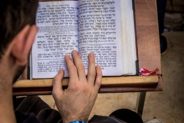 Kudüs, İsrail 28 Aralık 2023 'te bir Bar Mitzvah törenine katılan çocuk ve aile, İbrani geleneğine göre, Eski Kudüs şehrinin Batı Duvarı önünde bir dini tören düzenlenmiştir.