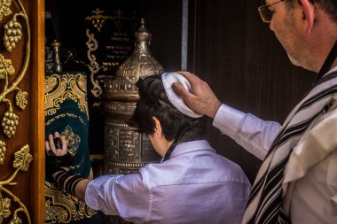 Kudüs, İsrail 28 Aralık 2023 'te bir Bar Mitzvah törenine katılan çocuk ve aile, İbrani geleneğine göre, Eski Kudüs şehrinin Batı Duvarı önünde bir dini tören düzenlenmiştir.