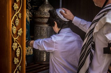 Kudüs, İsrail 28 Aralık 2023 'te bir Bar Mitzvah törenine katılan çocuk ve aile, İbrani geleneğine göre, Eski Kudüs şehrinin Batı Duvarı önünde bir dini tören düzenlenmiştir.