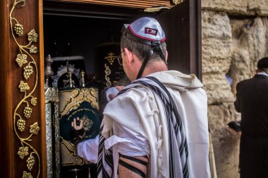 Kudüs, İsrail 28 Aralık 2023 'te bir Bar Mitzvah törenine katılan çocuk ve aile, İbrani geleneğine göre, Eski Kudüs şehrinin Batı Duvarı önünde bir dini tören düzenlenmiştir.