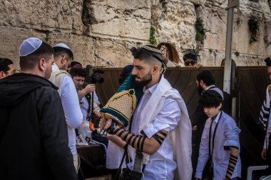 Kudüs, İsrail 28 Aralık 2023 'te bir Bar Mitzvah törenine katılan çocuk ve aile, İbrani geleneğine göre, Eski Kudüs şehrinin Batı Duvarı önünde bir dini tören düzenlenmiştir.