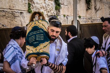 Kudüs, İsrail 28 Aralık 2023 'te bir Bar Mitzvah törenine katılan çocuk ve aile, İbrani geleneğine göre, Eski Kudüs şehrinin Batı Duvarı önünde bir dini tören düzenlenmiştir.