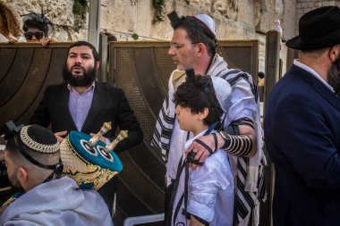 Kudüs, İsrail 28 Aralık 2023 'te bir Bar Mitzvah törenine katılan çocuk ve aile, İbrani geleneğine göre, Eski Kudüs şehrinin Batı Duvarı önünde bir dini tören düzenlenmiştir.