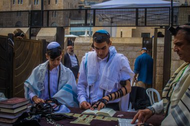 Kudüs, İsrail 28 Aralık 2023 'te bir Bar Mitzvah törenine katılan çocuk ve aile, İbrani geleneğine göre, Eski Kudüs şehrinin Batı Duvarı önünde bir dini tören düzenlenmiştir.