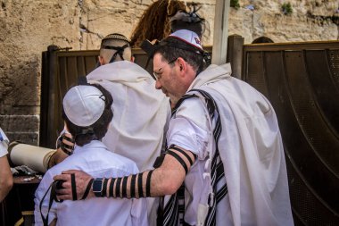 Kudüs, İsrail 28 Aralık 2023 'te bir Bar Mitzvah törenine katılan çocuk ve aile, İbrani geleneğine göre, Eski Kudüs şehrinin Batı Duvarı önünde bir dini tören düzenlenmiştir.