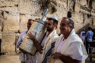 Kudüs, İsrail 28 Aralık 2023 'te bir Bar Mitzvah törenine katılan çocuk ve aile, İbrani geleneğine göre, Eski Kudüs şehrinin Batı Duvarı önünde bir dini tören düzenlenmiştir.