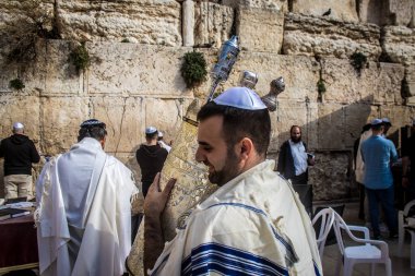 Kudüs, İsrail 28 Aralık 2023 'te bir Bar Mitzvah törenine katılan çocuk ve aile, İbrani geleneğine göre, Eski Kudüs şehrinin Batı Duvarı önünde bir dini tören düzenlenmiştir.