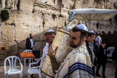 Kudüs, İsrail 28 Aralık 2023 'te bir Bar Mitzvah törenine katılan çocuk ve aile, İbrani geleneğine göre, Eski Kudüs şehrinin Batı Duvarı önünde bir dini tören düzenlenmiştir.