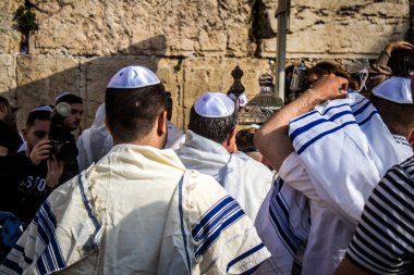 Kudüs, İsrail 28 Aralık 2023 'te bir Bar Mitzvah törenine katılan çocuk ve aile, İbrani geleneğine göre, Eski Kudüs şehrinin Batı Duvarı önünde bir dini tören düzenlenmiştir.