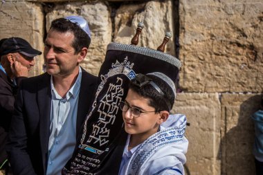 Kudüs, İsrail 28 Aralık 2023 'te bir Bar Mitzvah törenine katılan çocuk ve aile, İbrani geleneğine göre, Eski Kudüs şehrinin Batı Duvarı önünde bir dini tören düzenlenmiştir.