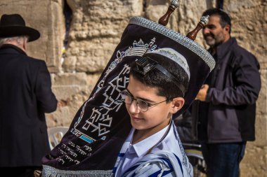 Kudüs, İsrail 28 Aralık 2023 'te bir Bar Mitzvah törenine katılan çocuk ve aile, İbrani geleneğine göre, Eski Kudüs şehrinin Batı Duvarı önünde bir dini tören düzenlenmiştir.