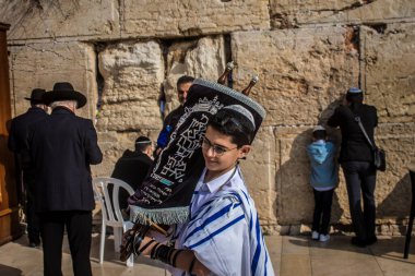 Kudüs, İsrail 28 Aralık 2023 'te bir Bar Mitzvah törenine katılan çocuk ve aile, İbrani geleneğine göre, Eski Kudüs şehrinin Batı Duvarı önünde bir dini tören düzenlenmiştir.