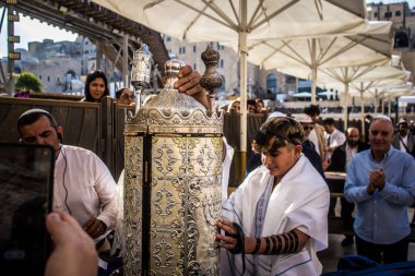 Kudüs, İsrail 28 Aralık 2023 'te bir Bar Mitzvah törenine katılan çocuk ve aile, İbrani geleneğine göre, Eski Kudüs şehrinin Batı Duvarı önünde bir dini tören düzenlenmiştir.