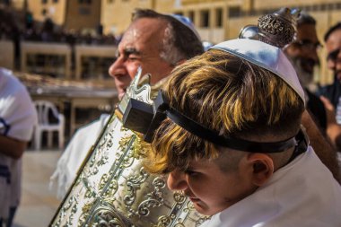 Kudüs, İsrail 28 Aralık 2023 'te bir Bar Mitzvah törenine katılan çocuk ve aile, İbrani geleneğine göre, Eski Kudüs şehrinin Batı Duvarı önünde bir dini tören düzenlenmiştir.