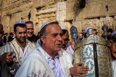 Kudüs, İsrail 28 Aralık 2023 'te bir Bar Mitzvah törenine katılan çocuk ve aile, İbrani geleneğine göre, Eski Kudüs şehrinin Batı Duvarı önünde bir dini tören düzenlenmiştir.