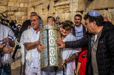 Kudüs, İsrail 28 Aralık 2023 'te bir Bar Mitzvah törenine katılan çocuk ve aile, İbrani geleneğine göre, Eski Kudüs şehrinin Batı Duvarı önünde bir dini tören düzenlenmiştir.