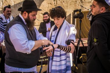 Kudüs, İsrail 28 Aralık 2023 'te bir Bar Mitzvah törenine katılan çocuk ve aile, İbrani geleneğine göre, Eski Kudüs şehrinin Batı Duvarı önünde bir dini tören düzenlenmiştir.