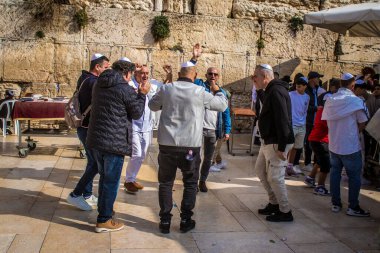 Kudüs, İsrail 28 Aralık 2023 'te bir Bar Mitzvah törenine katılan çocuk ve aile, İbrani geleneğine göre, Eski Kudüs şehrinin Batı Duvarı önünde bir dini tören düzenlenmiştir.