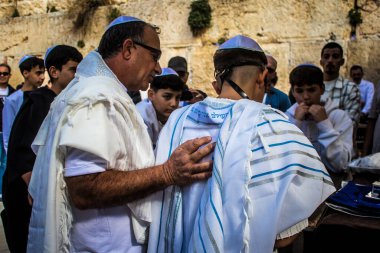 Kudüs, İsrail 28 Aralık 2023 'te bir Bar Mitzvah törenine katılan çocuk ve aile, İbrani geleneğine göre, Eski Kudüs şehrinin Batı Duvarı önünde bir dini tören düzenlenmiştir.