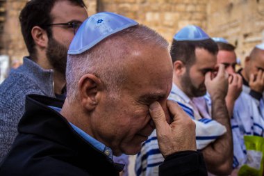 Kudüs, İsrail 28 Aralık 2023 'te bir Bar Mitzvah törenine katılan çocuk ve aile, İbrani geleneğine göre, Eski Kudüs şehrinin Batı Duvarı önünde bir dini tören düzenlenmiştir.