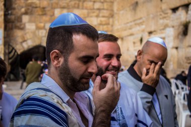 Kudüs, İsrail 28 Aralık 2023 'te bir Bar Mitzvah törenine katılan çocuk ve aile, İbrani geleneğine göre, Eski Kudüs şehrinin Batı Duvarı önünde bir dini tören düzenlenmiştir.