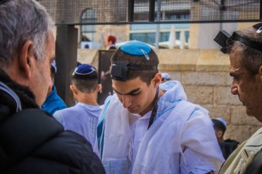 Kudüs, İsrail 28 Aralık 2023 'te bir Bar Mitzvah törenine katılan çocuk ve aile, İbrani geleneğine göre, Eski Kudüs şehrinin Batı Duvarı önünde bir dini tören düzenlenmiştir.