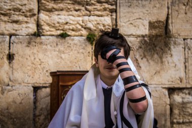 Kudüs, İsrail 28 Aralık 2023 'te bir Bar Mitzvah törenine katılan çocuk ve aile, İbrani geleneğine göre, Eski Kudüs şehrinin Batı Duvarı önünde bir dini tören düzenlenmiştir.
